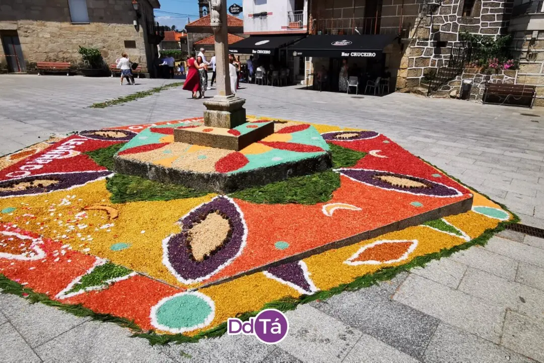 Alfombra del Corpus en el Cruceiro de Vilardev&oacute;s FOTO | Mar&iacute;a Dosantos.
