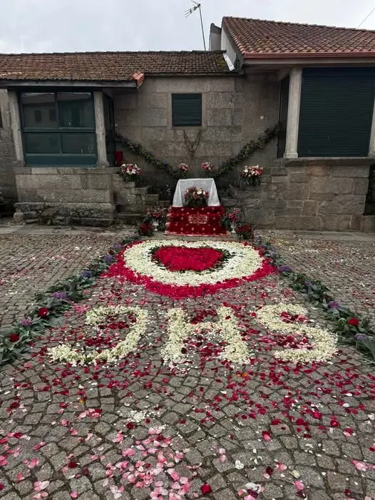 202506 Corpus A Xironda Cualedro, alfombras florais