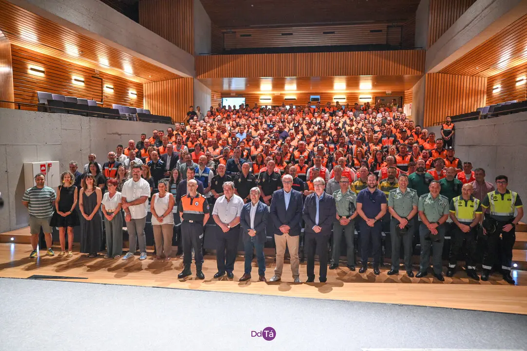 Foto de familia da IX Xornada de Convivencia das Agrupaci&oacute;ns de Voluntarios/as de Protecci&oacute;n Civil. | FOTO: Noelia Caseiro.