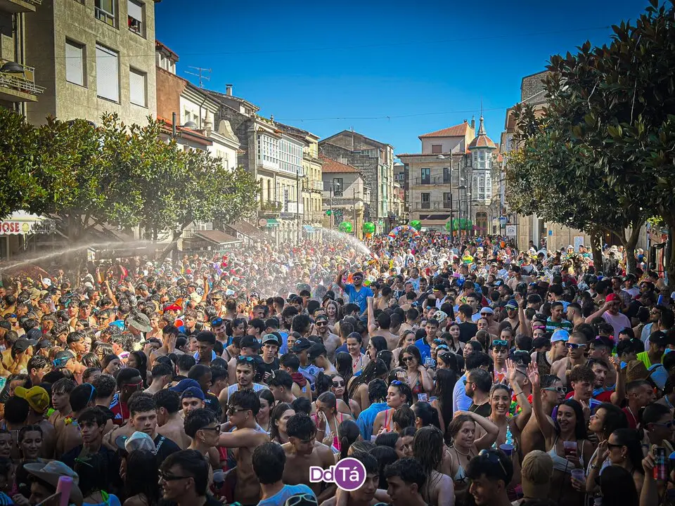 Centos de persoas se xuntaron na Praza Garc&iacute;a Barb&oacute;n para celebrar. | FOTO: Anabel G. Sim&oacute;n.