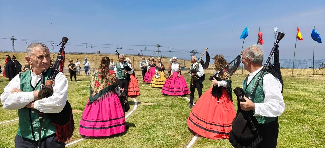 20250727 XVI Certame Celtib&eacute;rico de Bandas de Gaitas Manzaneda, banda gaitas Ri&oacute;s (2)
