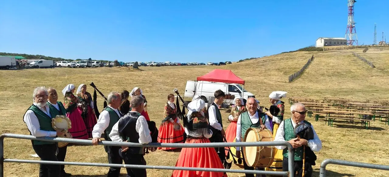 20250727 XVI Certame Celtib&eacute;rico de Bandas de Gaitas Manzaneda, banda gaitas Ri&oacute;s (3)