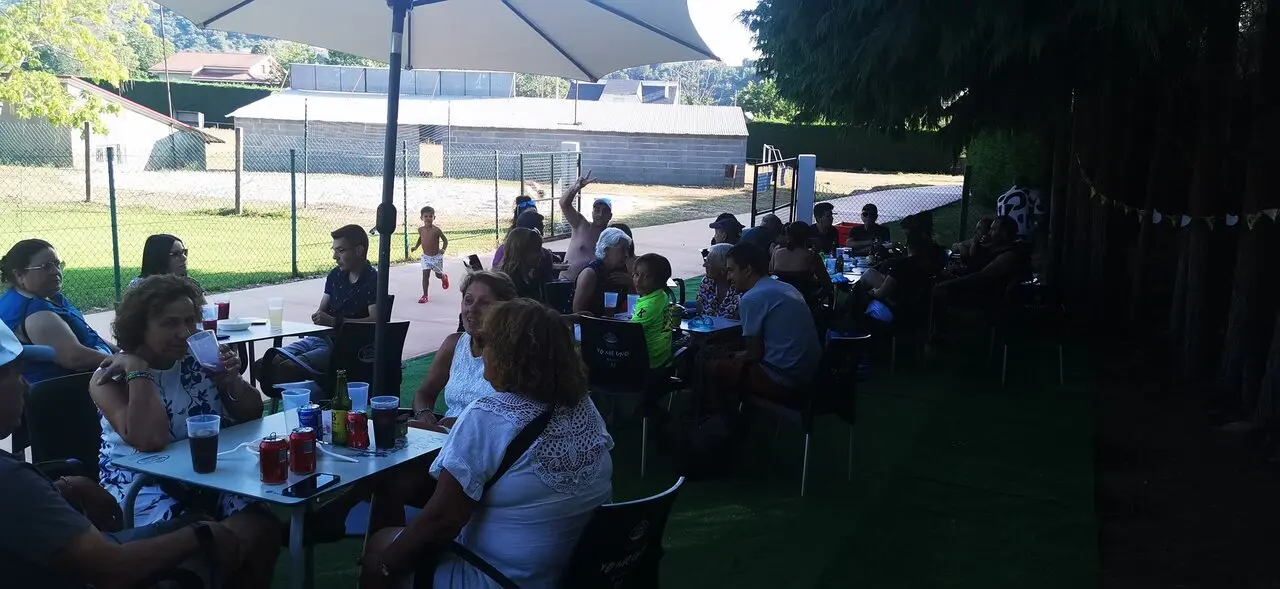 20250727 Festa gastronom&iacute;a e ritmos africanos piscina Vilardev&oacute;s (5)