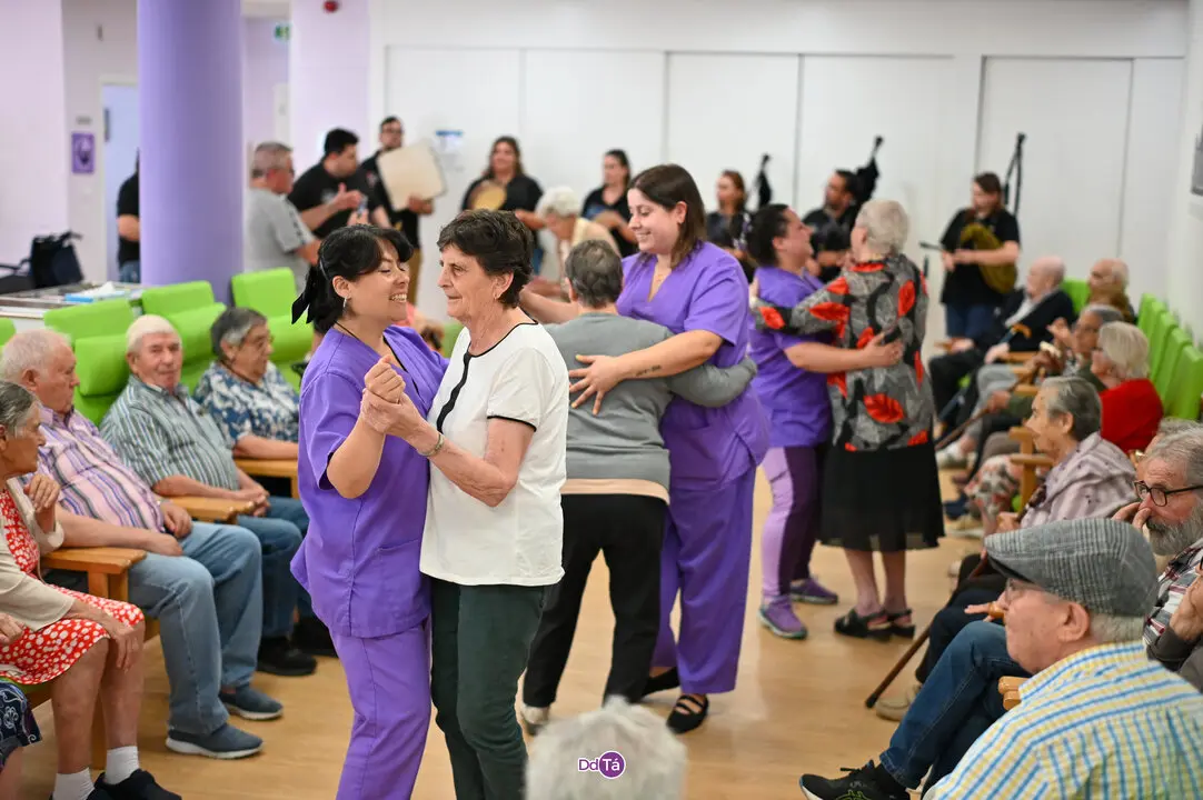Os maiores de Solleira bailan a ritmo de Nova Era. | FOTO: Noelia Caseiro.