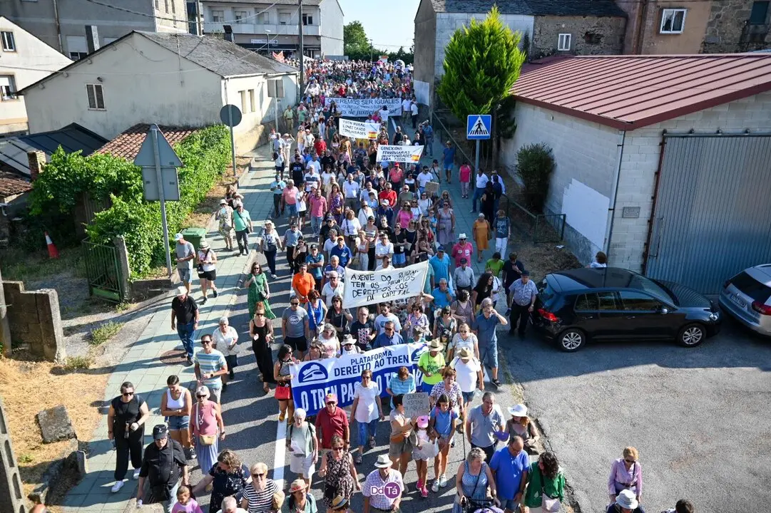 M&aacute;s de 5.000 personas recorren las calles de A Gudi&ntilde;a durante la manifestaci&oacute;n del 2 de agosto FOTO | Noelia Caseiro.