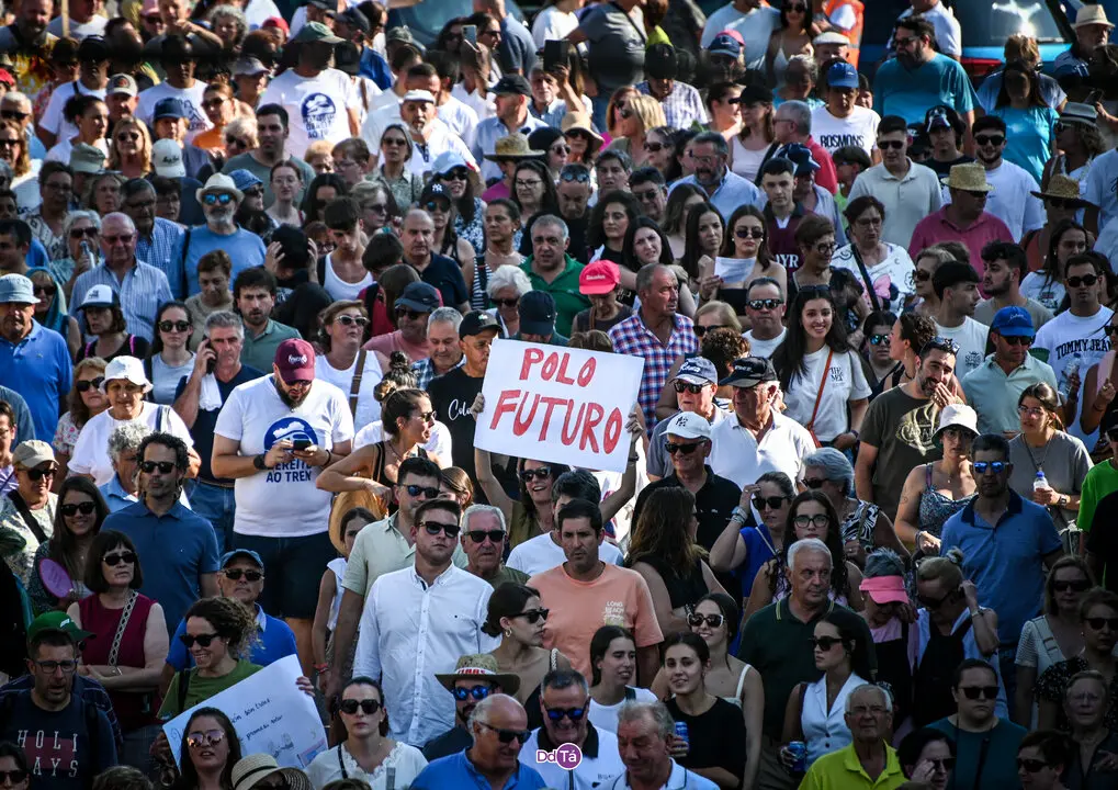 Unas 5.000 voces clamaron por un futuro en el rural, en A Gudi&ntilde;a. | FOTO: Noelia Caseiro.