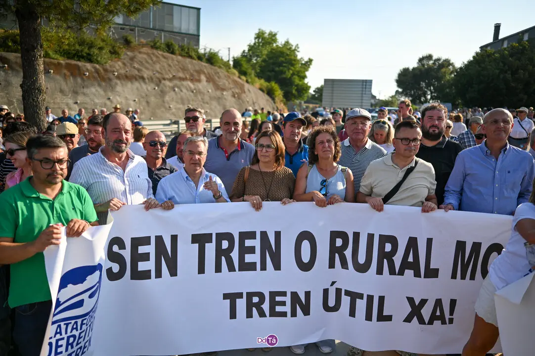 Representantes del PP en A Gudi&ntilde;a el pasado 2 de agosto durante la manifestaci&oacute;n convocada por la plataforma Dereito ao Tren.