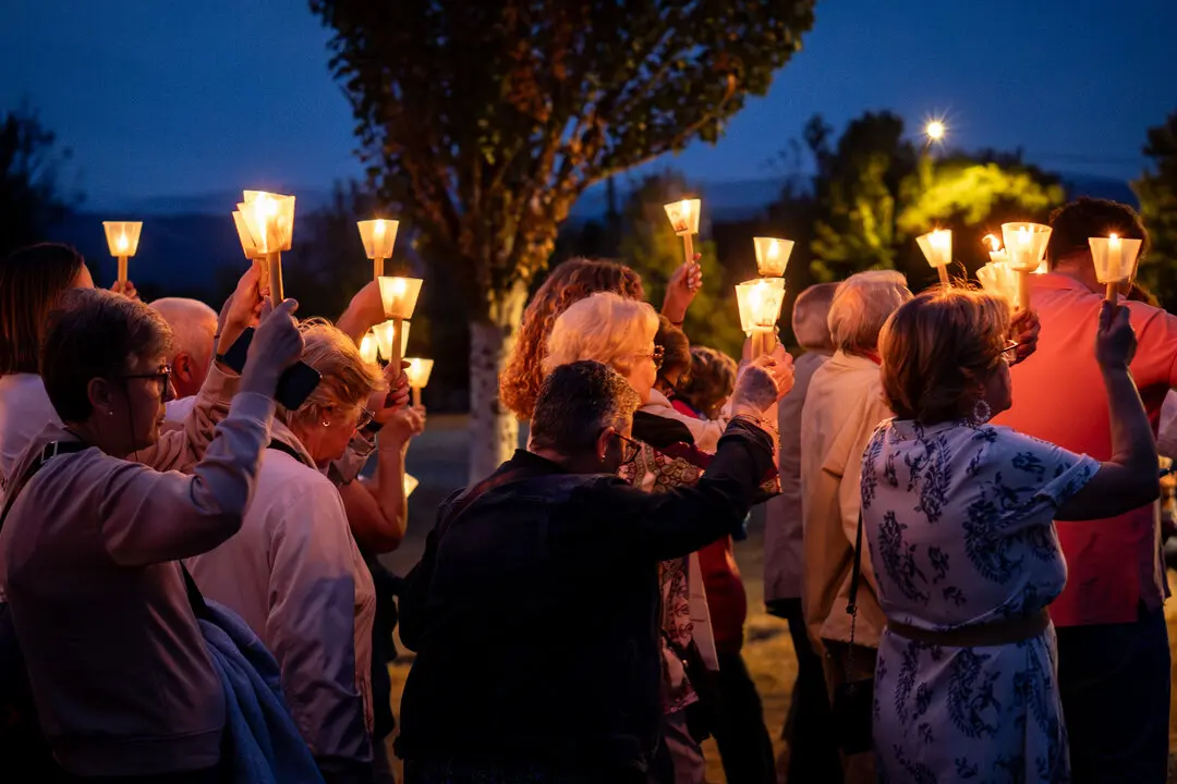 La procesi&oacute;n de las antorchas tuvo lugar este s&aacute;bado tras la eucarist&iacute;a. | FOTO: &Aacute;lex Nieves.