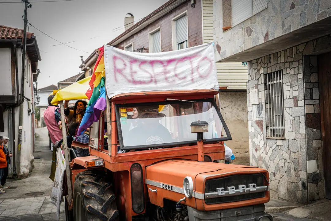 Uno de los tractores de las comitiva "diversa" de Laza. | FOTO: &Aacute;lex Nieves.