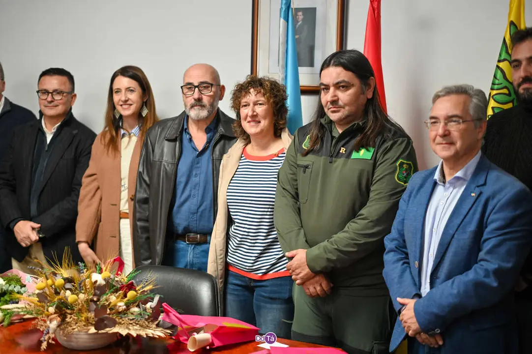 Eva Barrio, con los otros dos galardonados: &Oacute;scar Veiga y Joaqu&iacute;n P&eacute;rez. | FOTO: Noelia Caseiro.