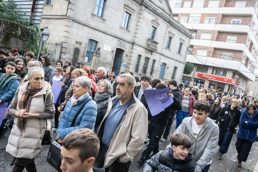 La manifestaci&oacute;n recorri&oacute; las calles de Ver&iacute;n, desde la Praza do Concello hasta Irm&aacute;ns Moreno, pasando por avenida de Portugal, Luis Espada y Deputaci&oacute;n. | FOTO: &Aacute;lex Nieves.