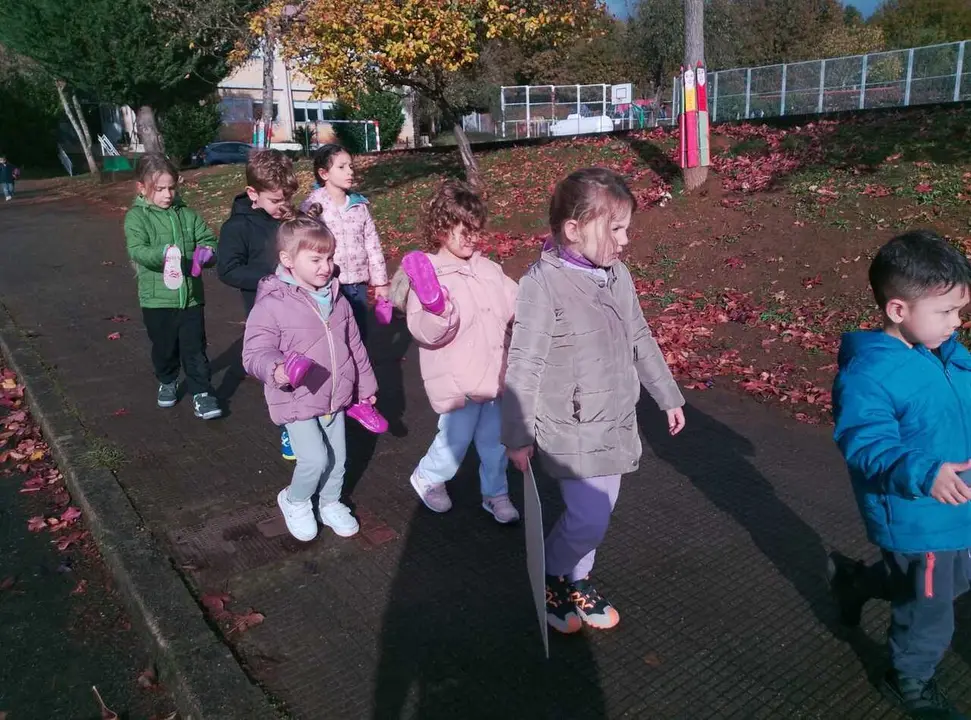 Peque&ntilde;as y peque&ntilde;os del CEIP O Casti&ntilde;eiro, dirigi&eacute;ndose a la rotonda para depositar los zapatos morados.