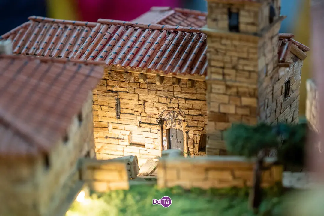 Antonio ensina a s&uacute;a maqueta do Castelo de Monterrei ao alumnado do CRA-01