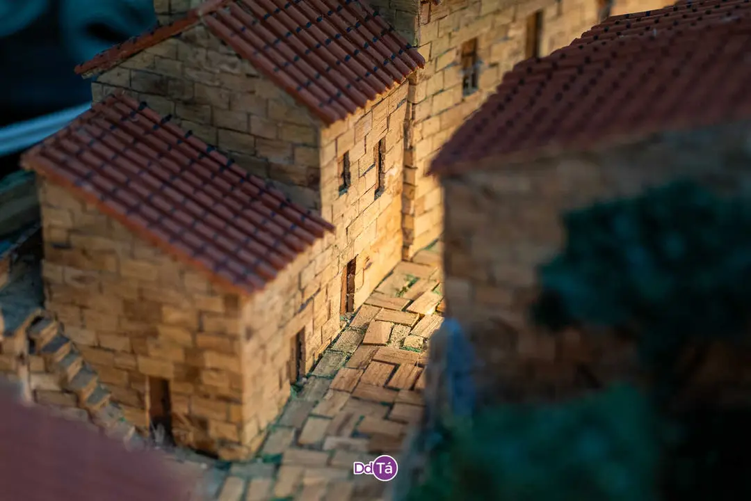 Antonio ensina a s&uacute;a maqueta do Castelo de Monterrei ao alumnado do CRA-02