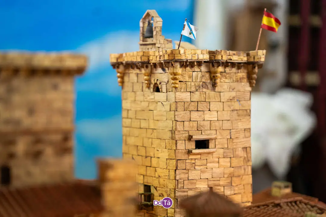 Antonio ensina a s&uacute;a maqueta do Castelo de Monterrei ao alumnado do CRA-03