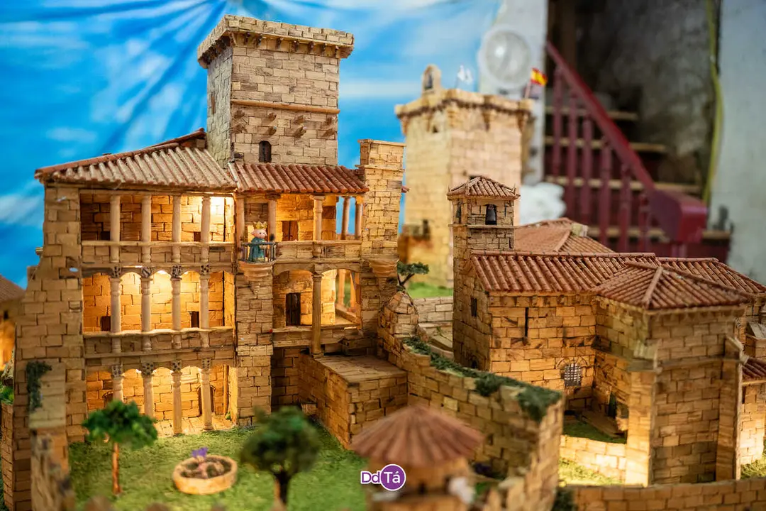 Antonio ensina a s&uacute;a maqueta do Castelo de Monterrei ao alumnado do CRA-04