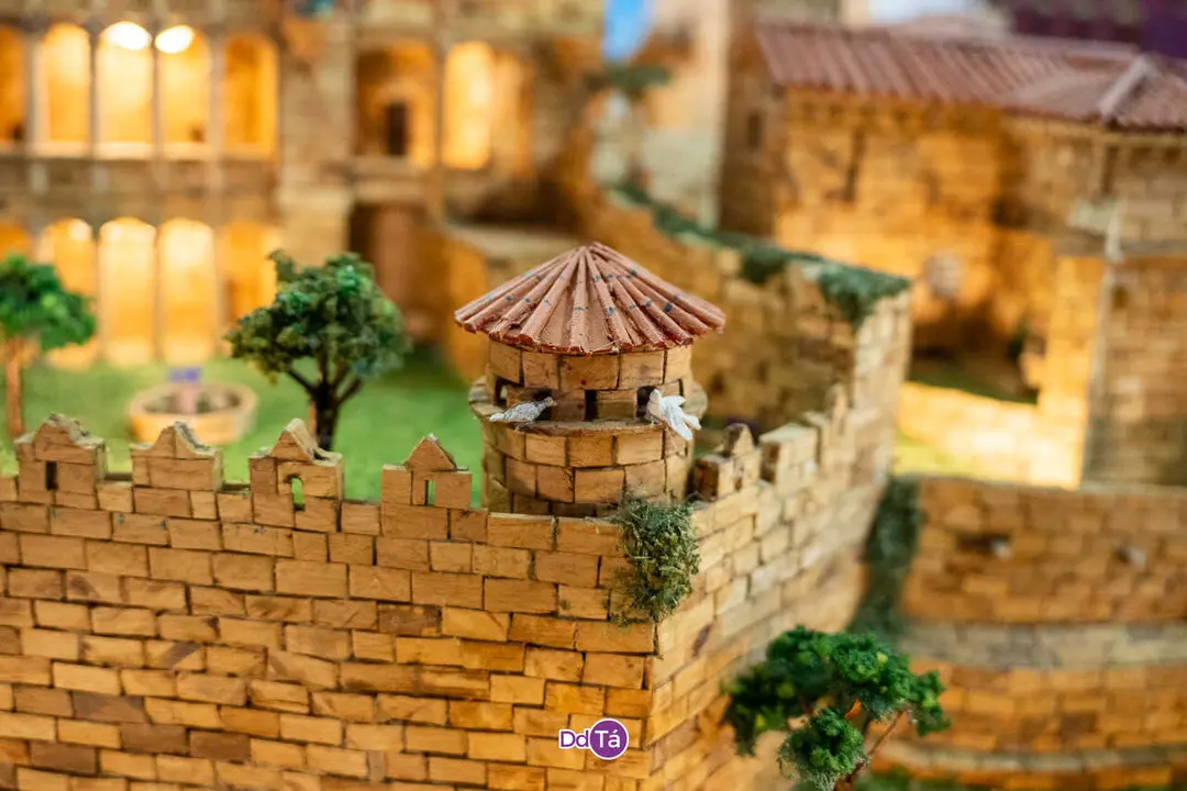 Antonio ensina a s&uacute;a maqueta do Castelo de Monterrei ao alumnado do CRA-05