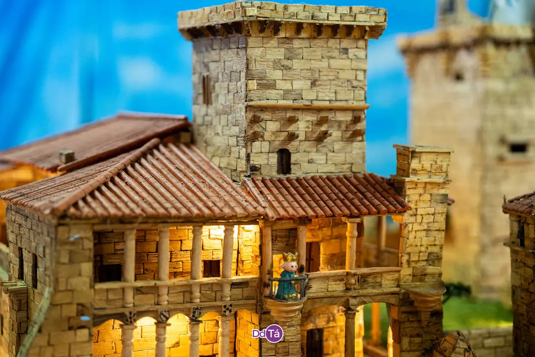 Antonio ensina a s&uacute;a maqueta do Castelo de Monterrei ao alumnado do CRA-06