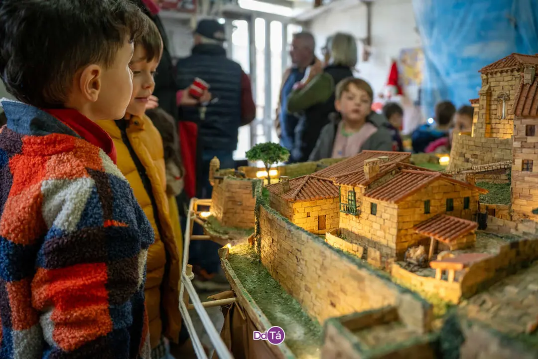 Antonio ensina a s&uacute;a maqueta do Castelo de Monterrei ao alumnado do CRA-09