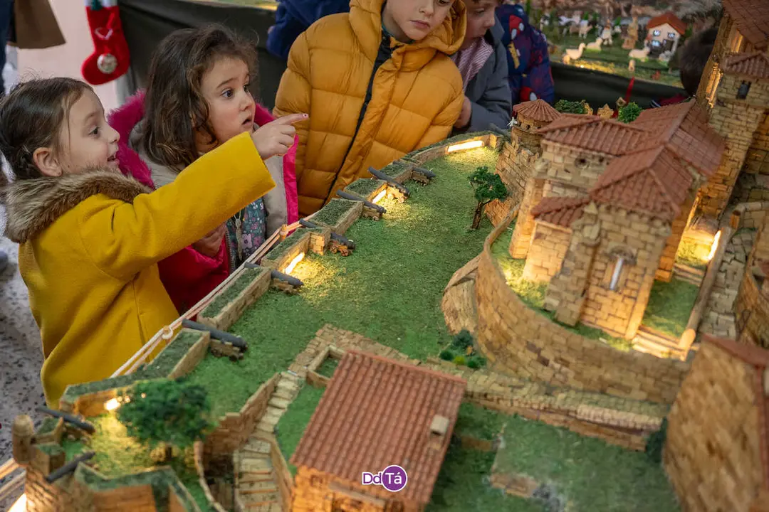 Antonio ensina a s&uacute;a maqueta do Castelo de Monterrei ao alumnado do CRA-10