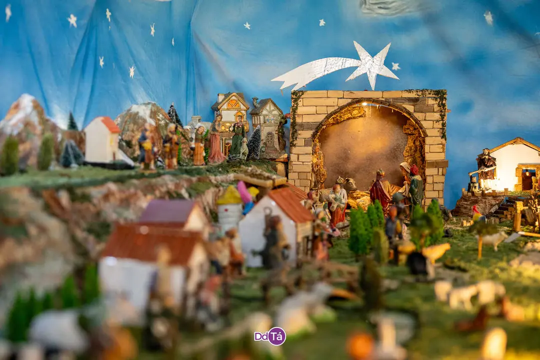 Antonio ensina a s&uacute;a maqueta do Castelo de Monterrei ao alumnado do CRA-11