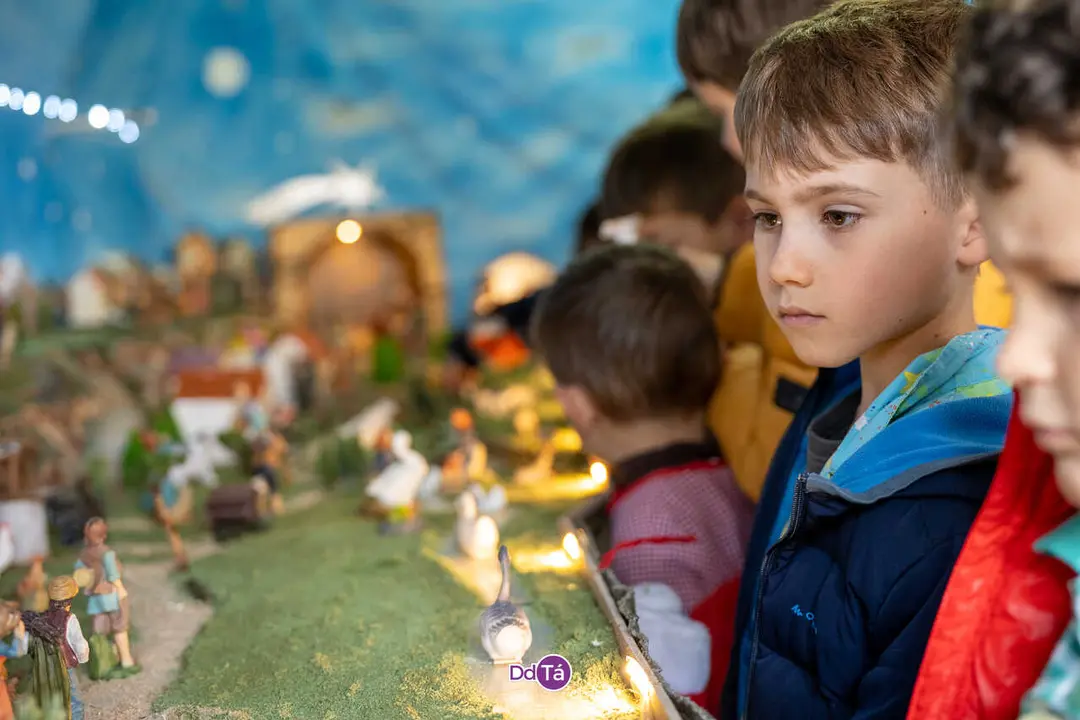 Antonio ensina a s&uacute;a maqueta do Castelo de Monterrei ao alumnado do CRA-12