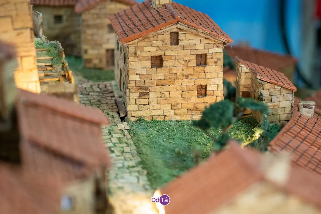 Antonio ensina a s&uacute;a maqueta do Castelo de Monterrei ao alumnado do CRA-14