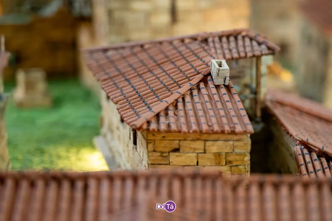 Antonio ensina a s&uacute;a maqueta do Castelo de Monterrei ao alumnado do CRA-15