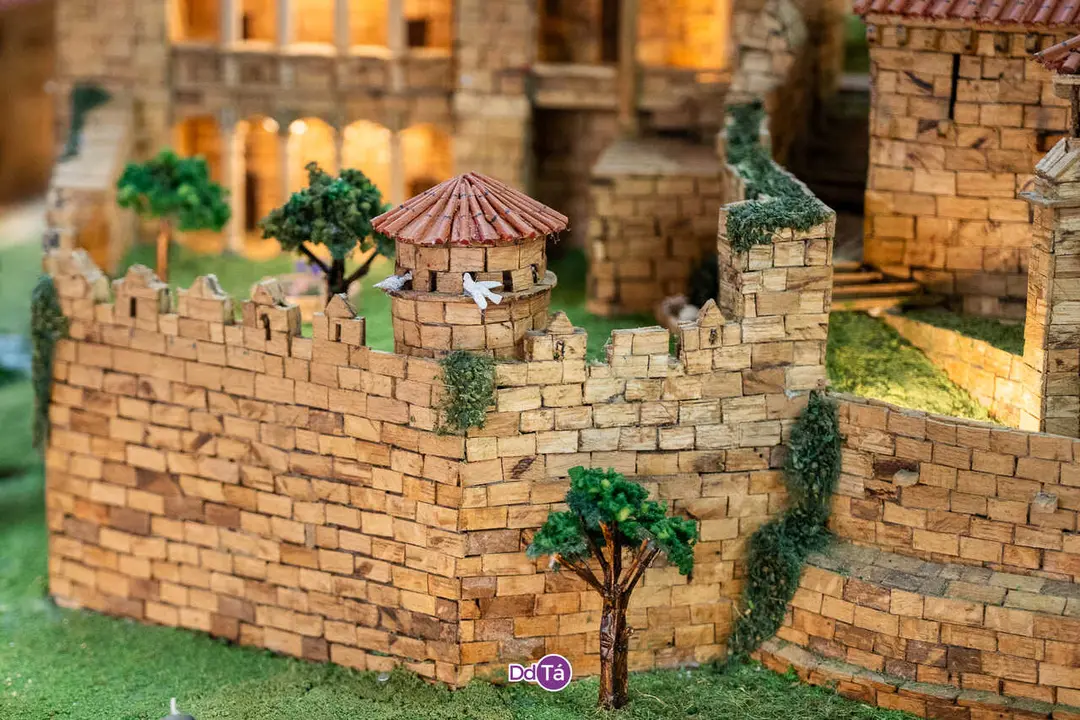 Antonio ensina a s&uacute;a maqueta do Castelo de Monterrei ao alumnado do CRA-16