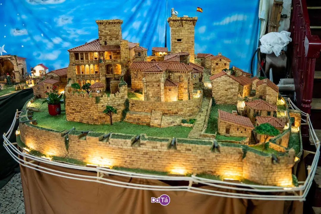 Antonio ensina a s&uacute;a maqueta do Castelo de Monterrei ao alumnado do CRA-18