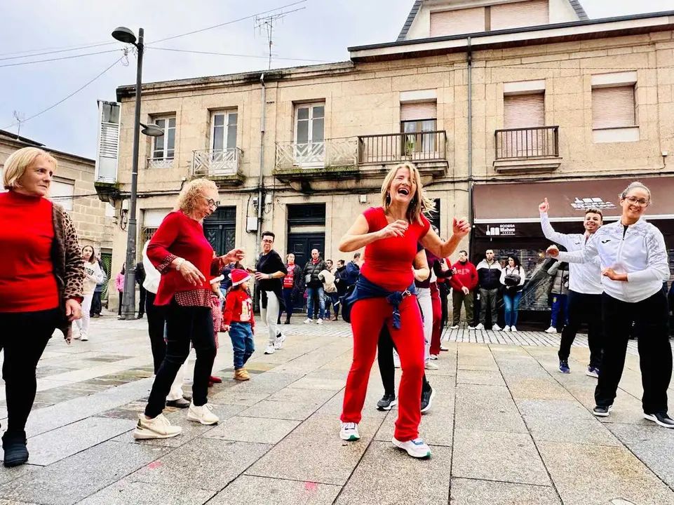 Integrantes de la academia Diversity, este domingo, animando la Feira do Nadal.