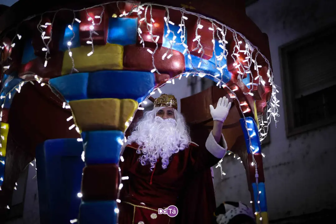 O Rei Melchor na cabalgata. | FOTO: Anabel G. Sim&oacute;n.