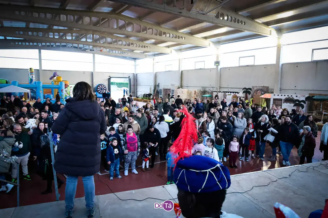 Un ano m&aacute;is, o pavill&oacute;n polideportivo de O&iacute;mbra, encheuse cos cativos e as s&uacute;as familias para recibir &aacute;s SS.MM. | FOTO: Anabel G. Sim&oacute;n.