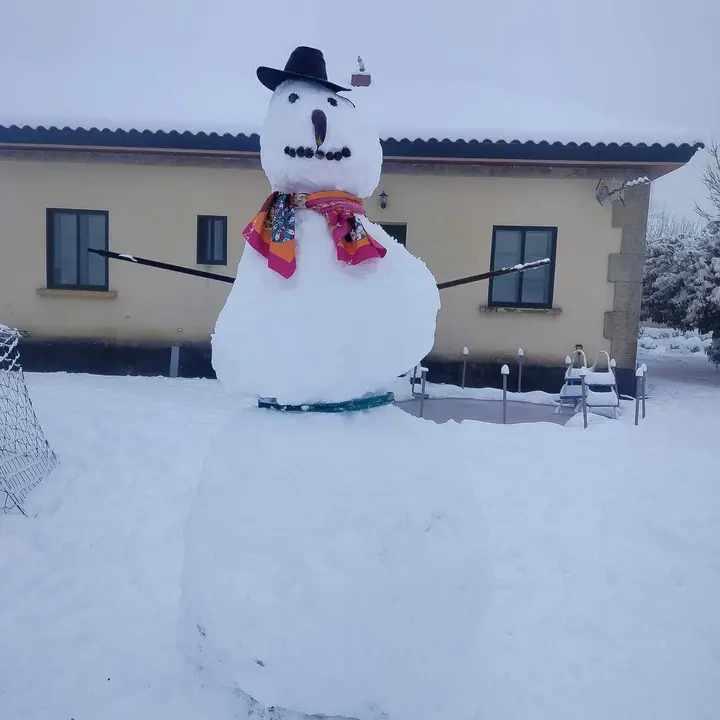 Mu&ntilde;eco de nieve levantado en A Vilavella, de 2,3 metros de altura. | FOTO: Susana Rodr&iacute;guez.