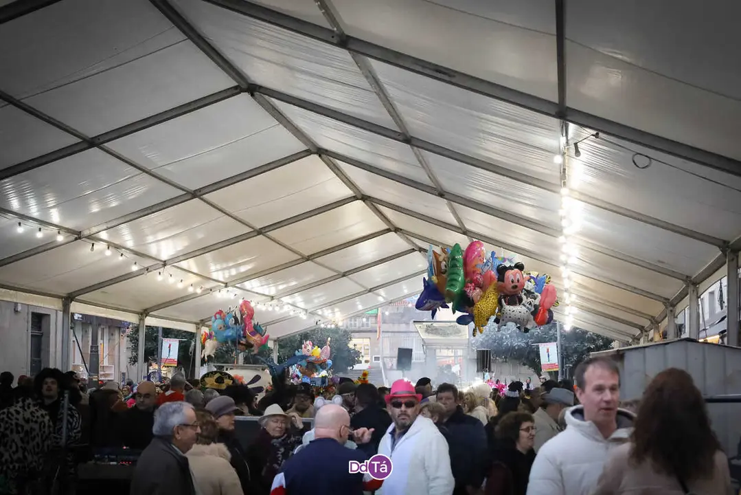 A carpa central na praza Garc&iacute;a Barb&oacute;n acompa&ntilde;ou todos os d&iacute;as deste Entroido 2026. | FOTO: Anabel G. Sim&oacute;n.