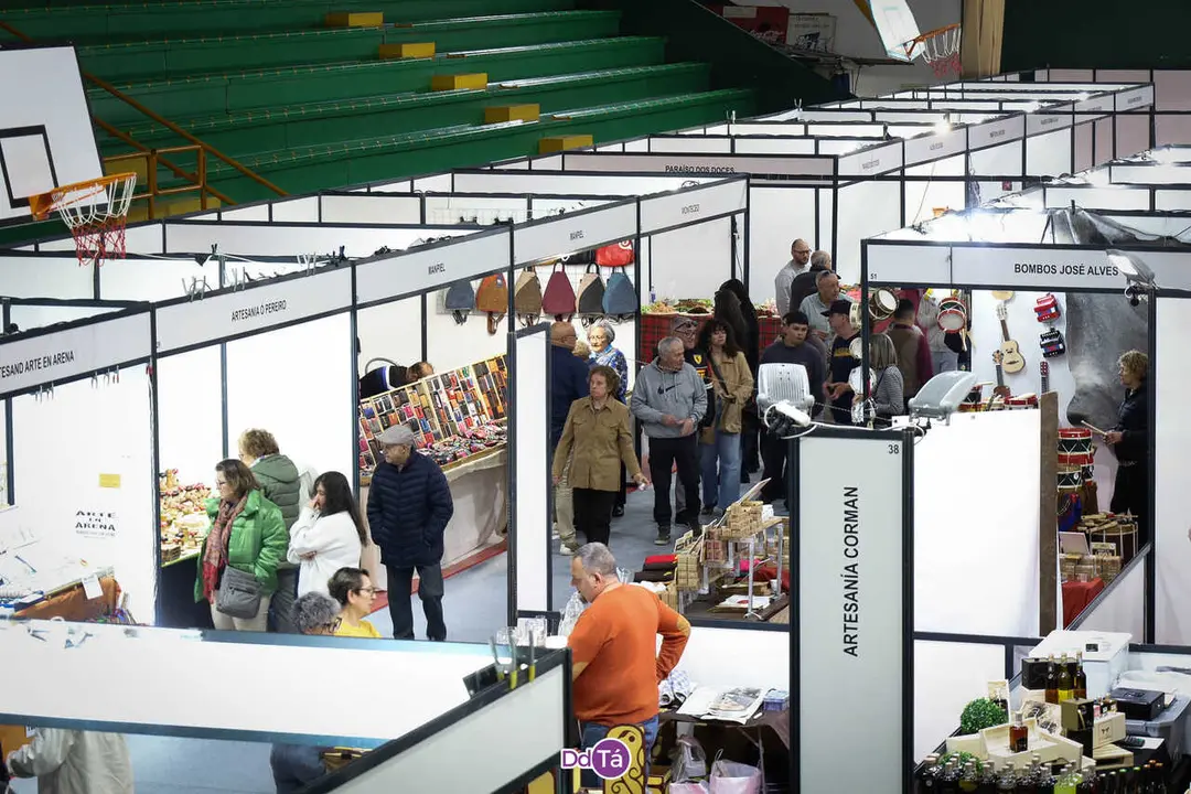 As&iacute; estaba o ambiente na Feira do L&aacute;zaro na xornada do s&aacute;bado pola tarde. | FOTO: Anabel G. Sim&oacute;n.