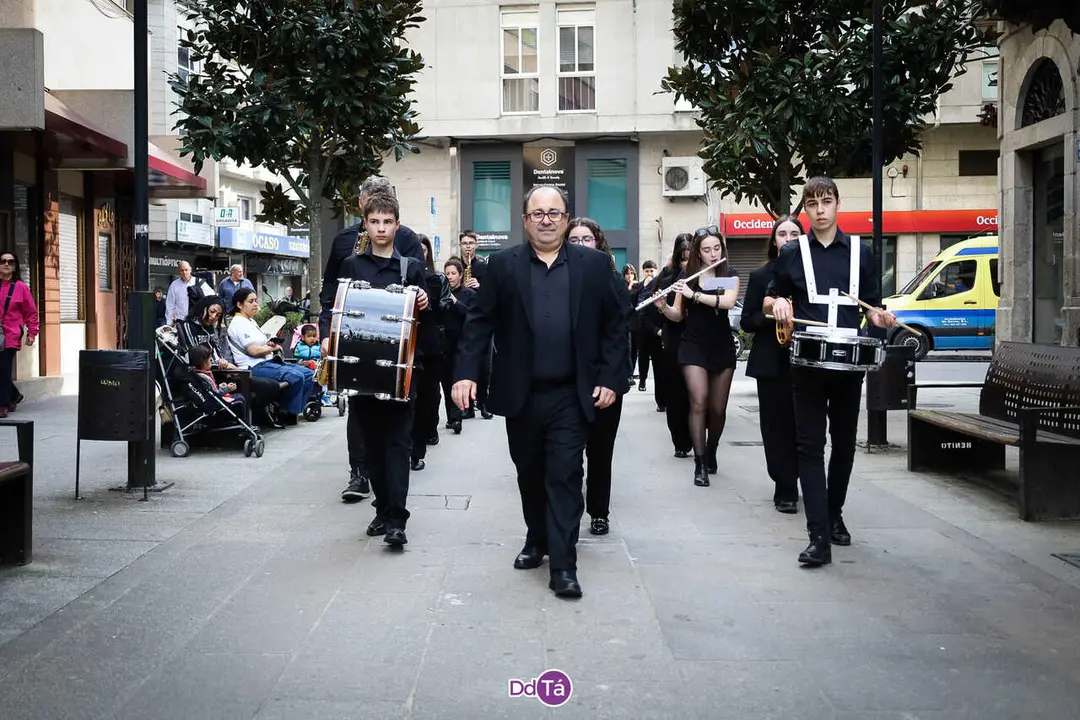 A Banda de M&uacute;sica do Conservatorio de Ver&iacute;n chegando &aacute; Praza da Merc&eacute;. | FOTO: Anabel G. Sim&oacute;n.