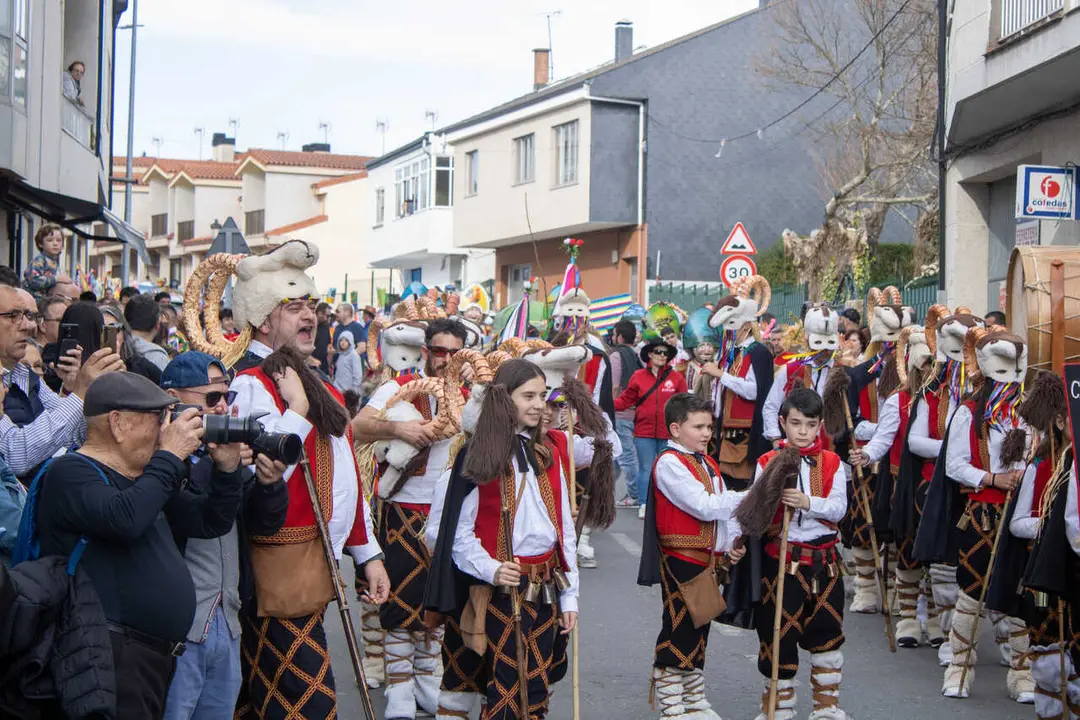 Las calles de Viana do Bolo, llenas de color con una nueva edici&oacute;n de la ViboMask. | FOTO: Juan Carnero.