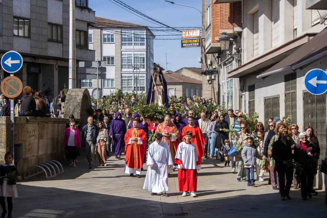 La procesi&oacute;n, incorpor&aacute;ndose a la calle Mayor desde el puente de San L&aacute;zaro. | FOTO: Juan Carnero.
