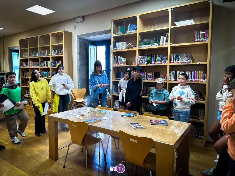 Los centros educativos de Ver&iacute;n se unen en la biblioteca municipal para conmemorar el D&iacute;a del Libro. | Foto: Anabel Garc&iacute;a Sim&oacute;n.