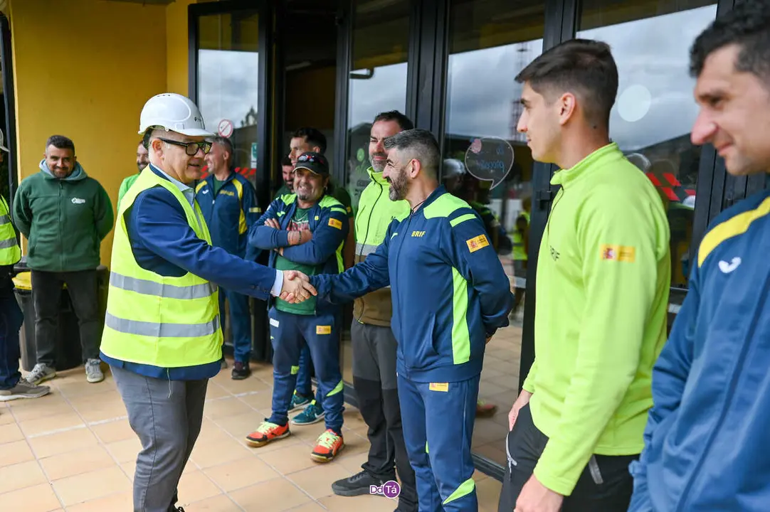 Eladio Santos supervis&oacute; el avance de las obras de modernizaci&oacute;n de la base de la BRIF de Laza. | FOTO: Noelia Caseiro.
