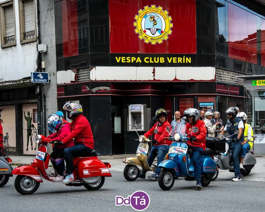 Participantes durante el recorrido de Vespa y Lambretta por las calles de Ver&iacute;n. | FOTO: Iv&aacute;n Pena.