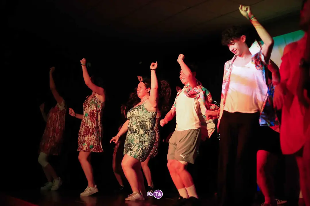 Alumnas y alumnos del Chivite, este martes en el estreno de su musical. | FOTO: Anabel G. Sim&oacute;n.