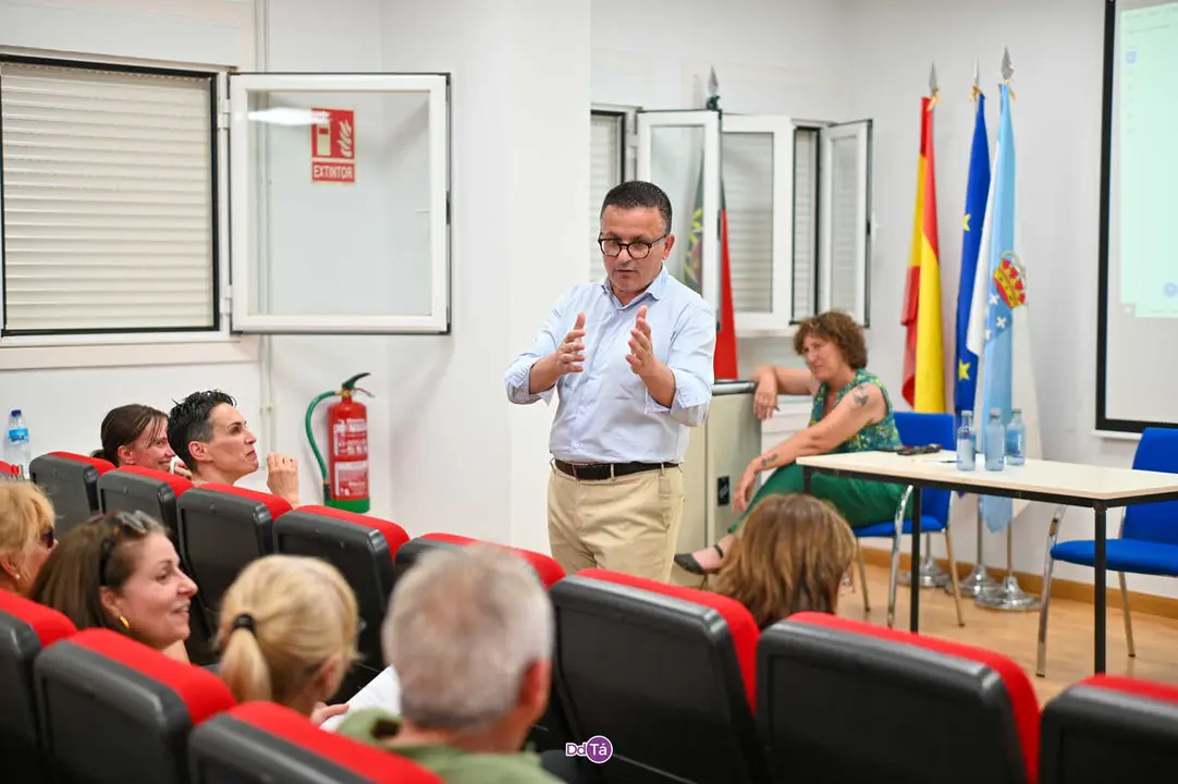 Jos&eacute; Gonz&aacute;lez durante o encontro informativo celebrado en Ri&oacute;s. |&nbsp;FOTO: Noelia Caseiro.