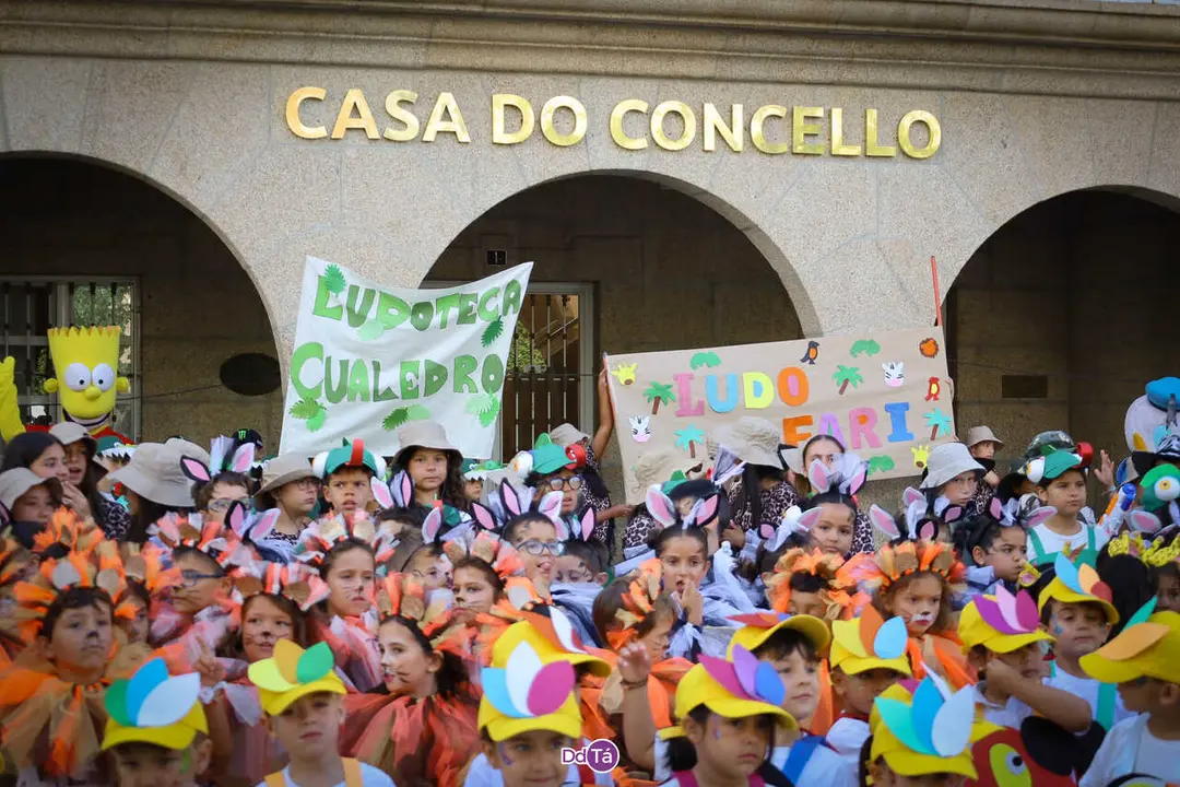 Nenos e nenas diante do concello no Desfile da Batucada. | FOTO: Anabel G. Sim&oacute;n.