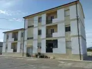 El edificio de las antiguas Vivendas dos Mestres, en A Mezquita, donde se ubica la vivienda en alquiler.