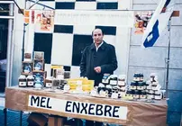 Jes&uacute;s Vizcaya, en un puesto de venta de sus productos de miel, en una imagen cedida por Emilioa Somoza Basalo.