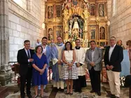 Vicente G&oacute;mez, a la derecha de la imagen, en una de las celebraciones eucar&iacute;sticas oficiadas por el sacerdote &Oacute;scar Mart&iacute;nez Caama&ntilde;o.