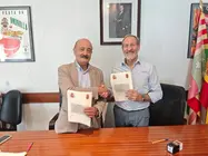 Jos&eacute; Antonio Quiroga, presidente de la CHMS, y el alcalde de Viana do Bolo, Germ&aacute;n Garc&iacute;a-&Aacute;vila, tras la firma del convenio.