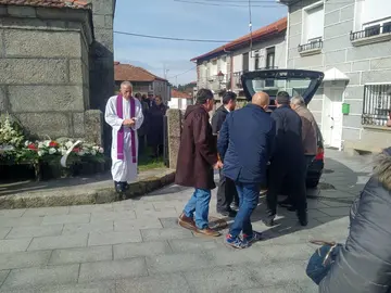 Los restos de Paulino &Aacute;lvarez, tras el oficio religioso, camino del cementerio de Vilardev&oacute;s.